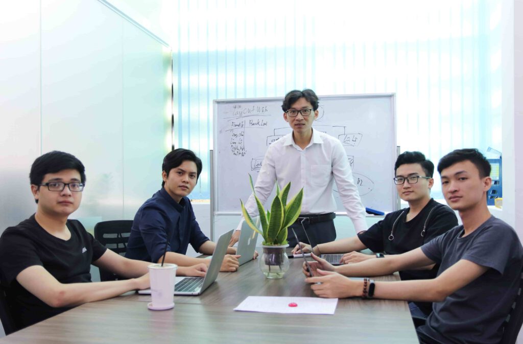 Thiết kế website sàn thương mại điện tử giao diện đẹp mắt, hiện đại 7 Nhân viên tại Miko Tech luôn đồng hành cùng khách hàng